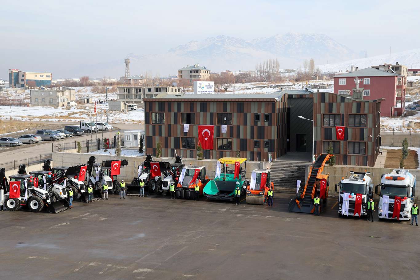 Van Büyükşehir Belediyesi 12 adet yeni iş makinası aldı Van Büyükşehir Belediyesi 12 adet yeni iş makinası aldı